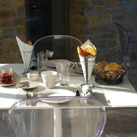 Le Patio Bed & Breakfast *
